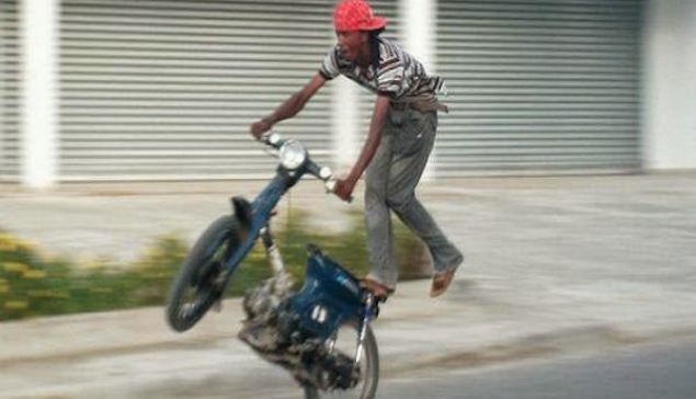 En Santiago, motociclista ``calibrando`` arrolla niño de 6 años