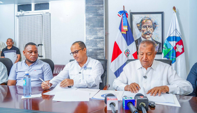 Convenio interinstitucional firman Ayuntamiento de San Cristóbal y la Cámara de Comercio y Producción