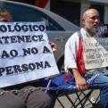 Pastor evangélico se amarra frente al Instituto Oncológico del Cibao; denuncia privatización 