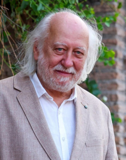 Escritor húngaro gana Premio Nobel de Literatura 2025