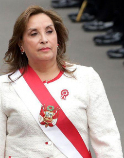 Destituyen presidenta de Perú Dina Boluarte