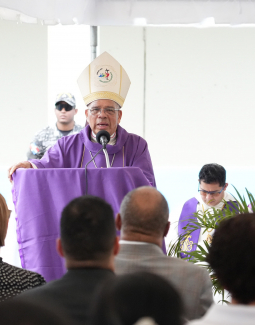 Canal católico pide a feligreses tener paciencia y unirse en oración ante suspensión de Arzobispo Ozoria