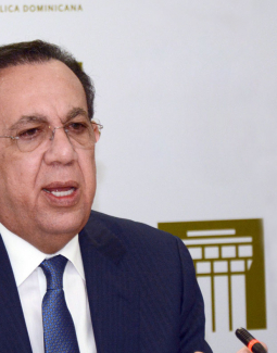 Gobernador del Banco Central pide a bancos actuar con prudencia en tiempo de incertidumbre