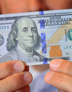 En San Cristóbal, Policía apresa menor de edad que cambiaba dólares falsos 