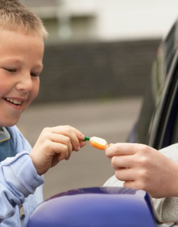 Denuncian que tres individuos que se desplazan jeepeta ofrecen juguetes a niños de Santo Domingo y luego tratan de  raptarlos 
