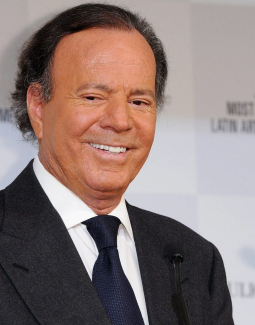 Julio Iglesias pide a Fiscalía de España poder defenderse ante investigaciones por acoso sexual
