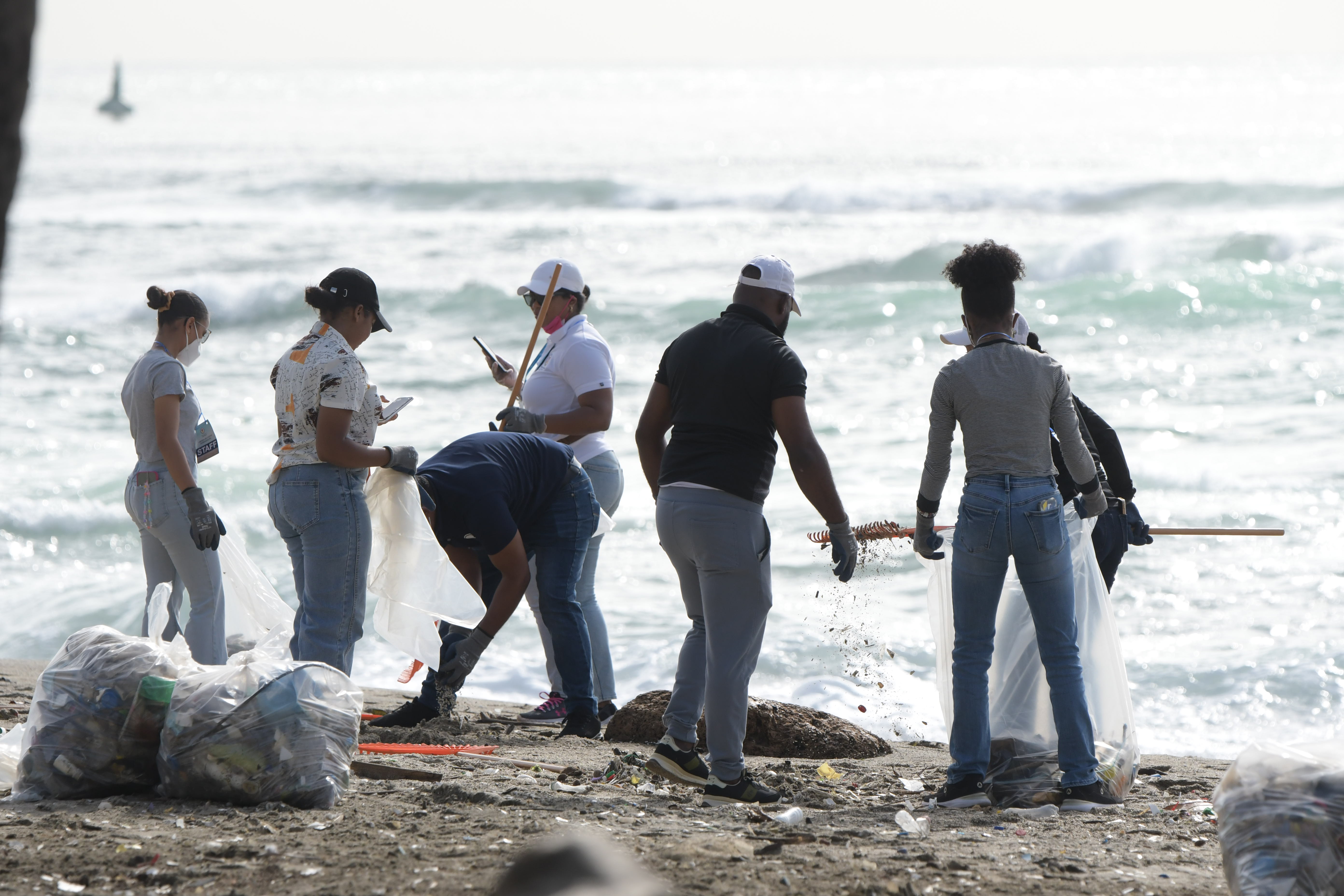Egresados y colaboradores del Instituto Politécnico Loyola realizan jornada de limpieza en Haina