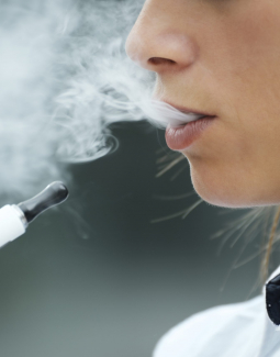 Consejo Nacional de Drogas expresa preocupación por consumo de vapes en jóvenes