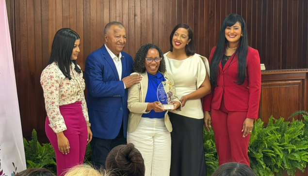 Alcalde Nelson de la Rosa encabeza acto de reconocimiento a Mujeres de Impacto de provincia de San Cristóbal 