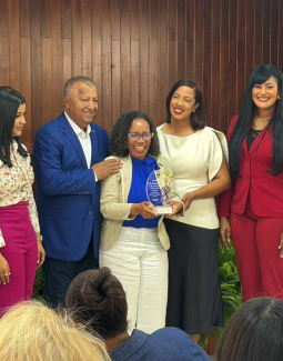Alcalde Nelson de la Rosa encabeza acto de reconocimiento a Mujeres de Impacto de provincia de San Cristóbal 