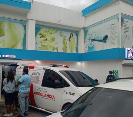 Cierran clínica donde murió mujer de 32 años que se sometió a cirugía