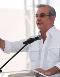 Presidente Abinader condena agresión de coronel PN a mujer durante un operativo policial