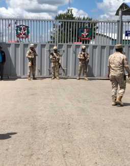 Haitianos en la frontera dominicana esperan sean eliminadas pandillas en Haití 