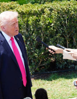 Trump celebra  que el estrecho de Ormuz permanecerá abierto durante el alto fuego