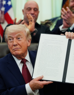 Presidente Trump ordena destruir cualquier embarcación que coloque minas en estrecho de Ormuz