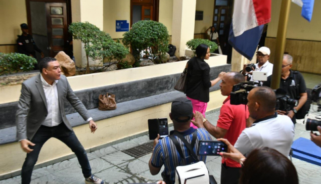 Frente a las cámaras comunicador golpea padre de victima en la tragedia de Jet Set