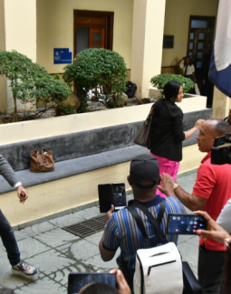 Frente a las cámaras comunicador golpea padre de victima en la tragedia de Jet Set