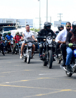 Motoconchistas de San Cristóbal rechazan medida sobre uso obligatorio de cascos a pasajeros impuesto por el Intrant