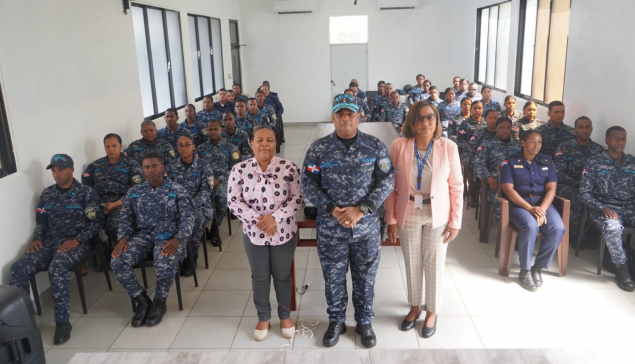 Director Regional Policía Nacional participa en charla sobre prevención de violencia comunitaria en San Cristóbal