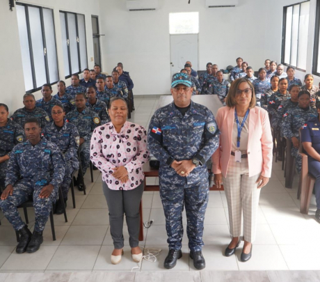 Director Regional Policía Nacional participa en charla sobre prevención de violencia comunitaria en San Cristóbal