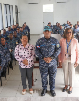 Director Regional Policía Nacional participa en charla sobre prevención de violencia comunitaria en San Cristóbal