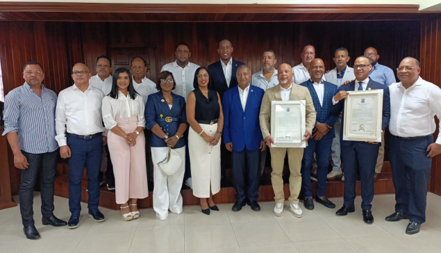 Sala Capitular reconoce a destacados empresarios y personalidades de San Cristóbal