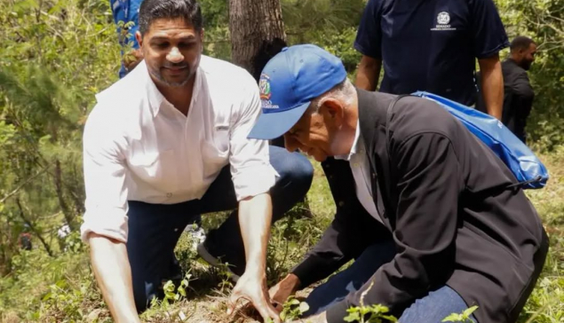 Senador de San Cristóbal y presidente del senado encabezan jornada de reforestación en la cuenca alta del río Nizao