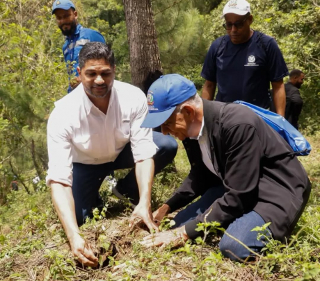 Senador de San Cristóbal y presidente del senado encabezan jornada de reforestación en la cuenca alta del río Nizao